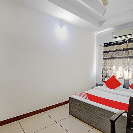 Hotel Velvet Rajkot Exteriör bild
