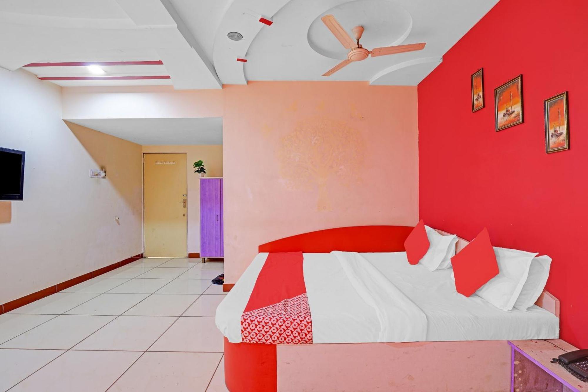 Hotel Velvet Rajkot Exteriör bild