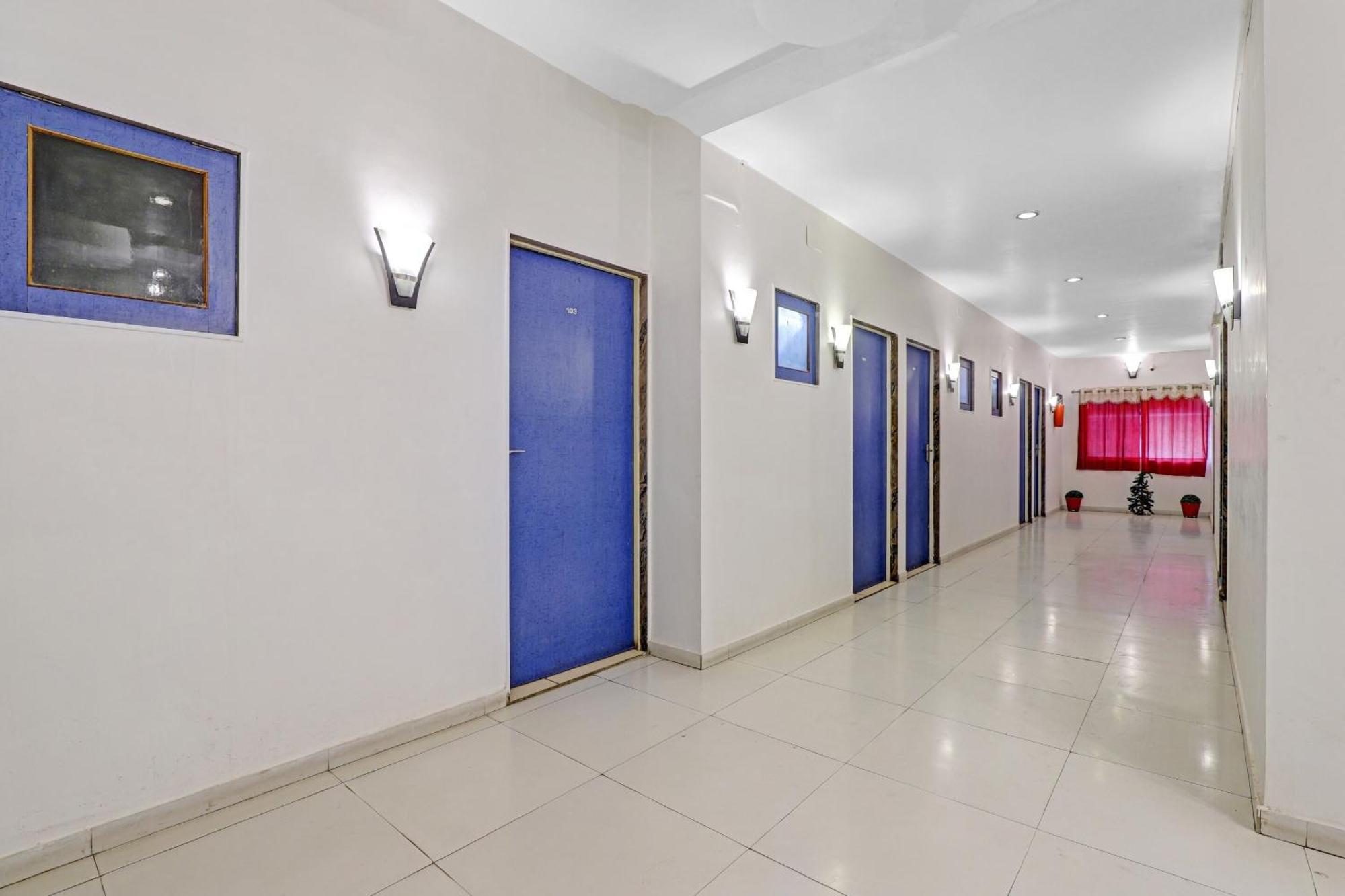 Hotel Velvet Rajkot Exteriör bild